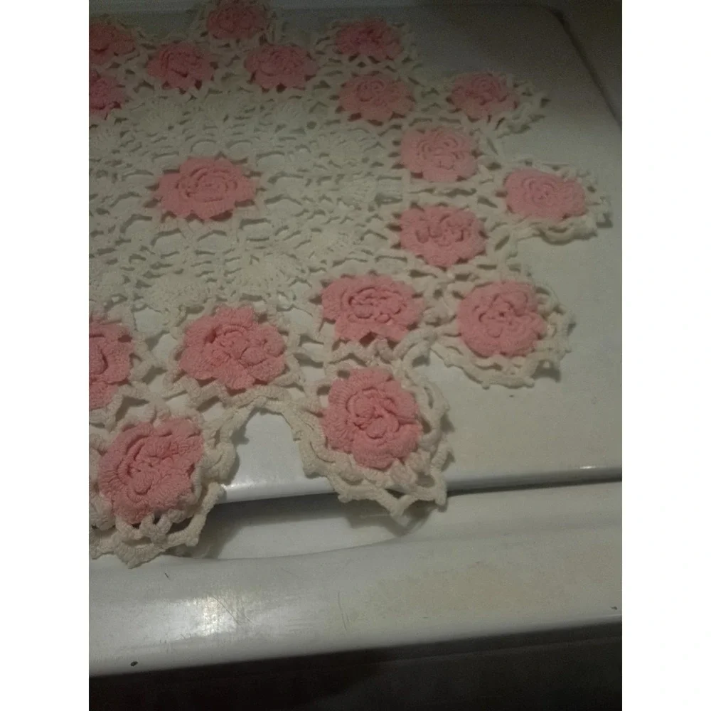 Vintage Handmade Pink & White Crochet Garden‎ Rose Table Doily 19